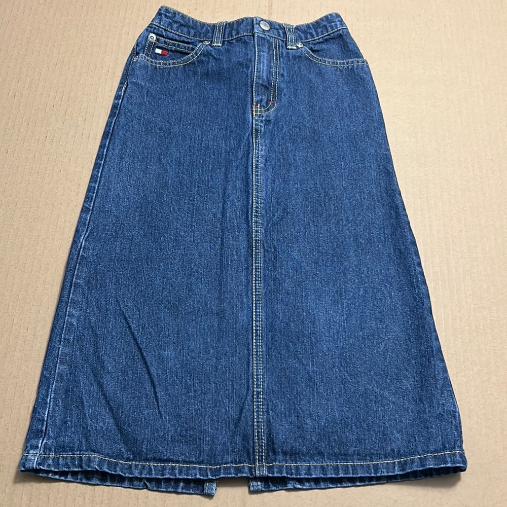 This is a 6x Tommy Hilfiger Jean skirt in like new shape.
